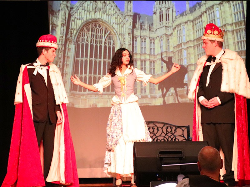 Mitchell이 바카라 사이트의 학생 정보를 수락했습니다.